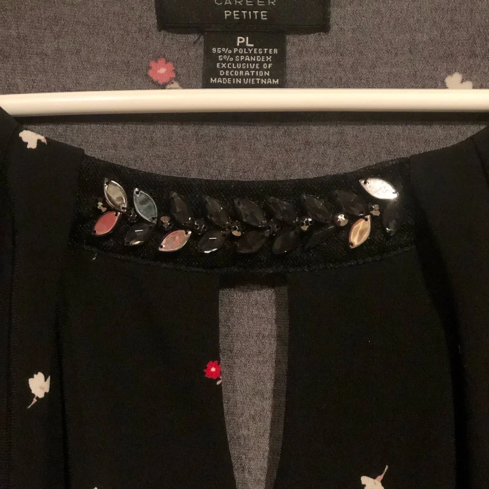 Liz Claiborne Career Black Floral Jeweled Keyhole Neck Blouse Petite Large - Picture 4 of 6
